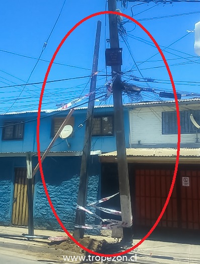 Poste chocado por automóvil queda en riesgo de caída por destrucción de su base en Pudahuel sur