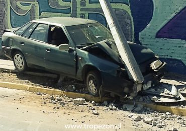 Choque destruye poste del tendido eléctrico y señal de tránsito en Pudahuel