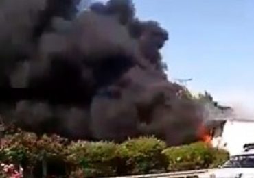 Dos camiones de alto tonelaje chocan y termina incendiados en Pudahuel