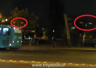 Luminarias peatonales están apagadas por la noche en los alrededores de la estación Metro Pudahuel