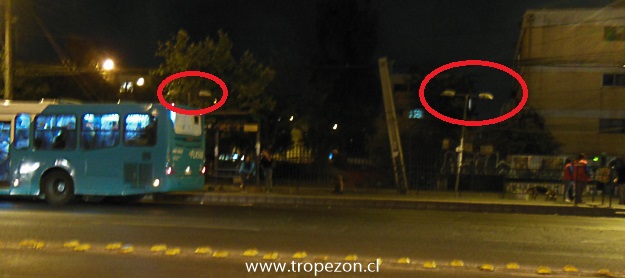 Luminarias peatonales están apagadas por la noche en los alrededores de la estación Metro Pudahuel