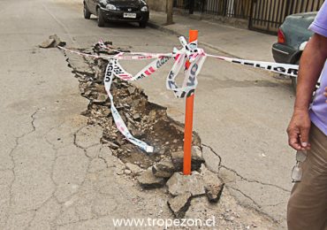 Peligro a conductores de vehículos por grieta en el pavimento en calle de Cerro Navia