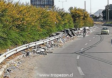Basura impide el libre paso de vehículos en tramo de calle en Pudahuel
