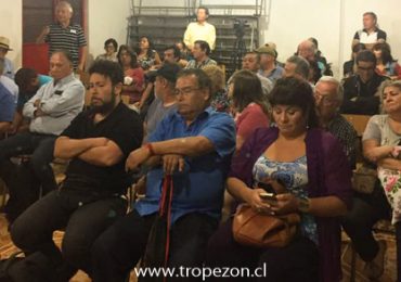 Embajador cubano participa de conversatorio en sede social de Pudahuel
