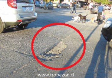 Peligro para conductores de vehículos por grieta en calle en Cerro Navia