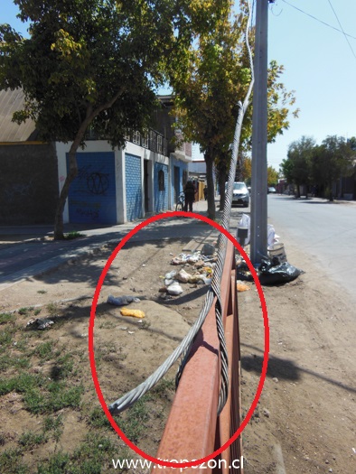 Tensor metálico de un poste del tendido eléctrico fue amarrado a una reja metálica en Cerro Navia