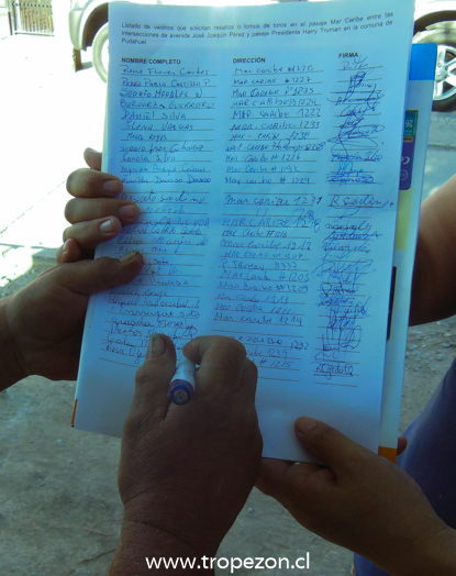 Vecinos entregan carta con firmas al municipio solicitando lomos de toros en calle de Pudahuel
