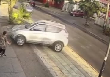 Por centímetros, pareja de adultos mayores se salva de ser arrollada por un automóvil en Cerro Navia