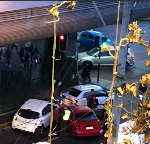 Accidente de tránsito involucra a tres automóviles y causa congestión vehicular en Pudahuel Sur