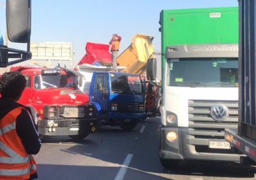 En paro de advertencia camiones tolva bloquean a intervalo la ruta 68 en Pudahuel rural