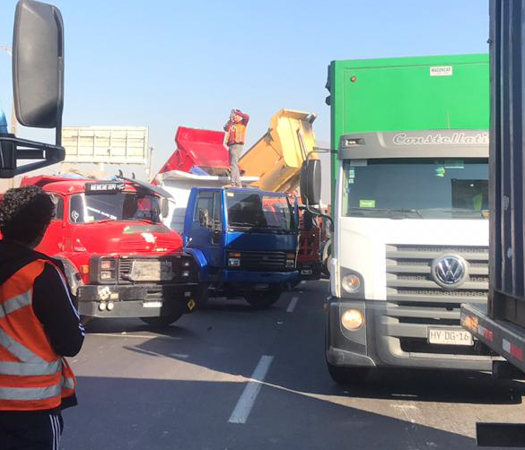 En paro de advertencia camiones tolva bloquean a intervalo la ruta 68 en Pudahuel rural