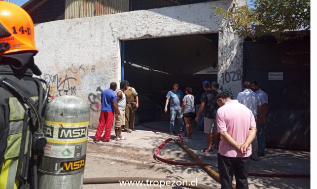 Emergencia por incendio en taller de reparación de vehículos en Pudahuel