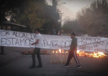 Con toma de calle y fogatas, vecindario protesta por calle en mal estado en Pudahuel