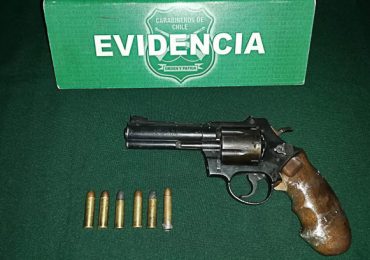Carabineros incautan revolver que portaba mujer en la vía pública en Pudahuel