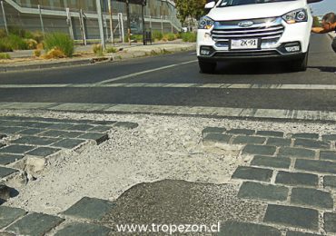 Boquete en calle causa accidente a familia en Pudahuel