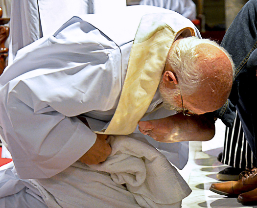 Monseñor Aós en misa Cena del Señor: “Celebrar la Eucaristía no solamente nos invita a amar a Dios, sino que  nos exige a amar a los demás
