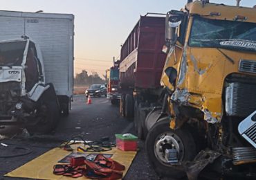 Dos camiones de alto tonelaje chocan en el Camino El Noviciado, en Pudahuel rural