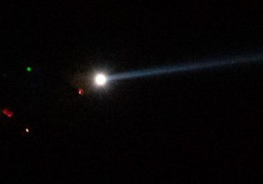 Helicóptero policial genera gran expectación al volar a baja altura sobre un área de Pudahuel y Cerro Navia por la noche