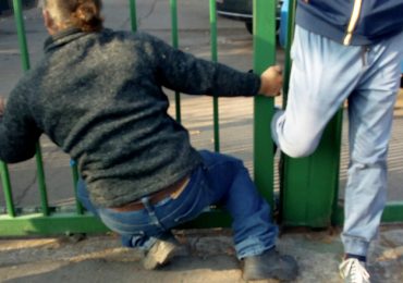 Hombre queda atrapado por una de sus piernas al cerrarse el portón metálico en un consultorio de salud en Pudahuel