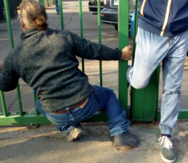 Hombre queda atrapado por una de sus piernas al cerrarse el portón metálico en un consultorio de salud en Pudahuel