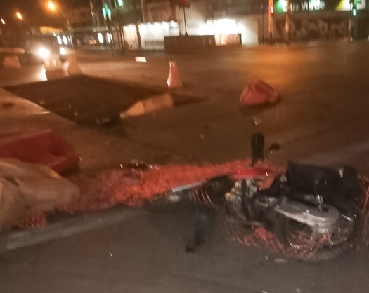 Muere motociclista al ser chocado por un automóvil en San Pablo con Teniente Cruz, en Pudahuel