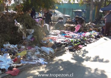 Entre montículos de basura, comerciante se instala a vender sus productos en Pudahuel