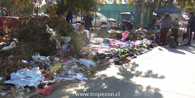 Entre montículos de basura, comerciante se instala a vender sus productos en Pudahuel
