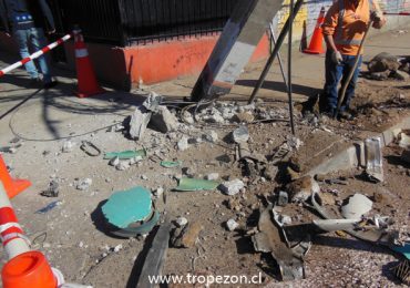 Lactante resulta ileso en choque de automóvil contra poste del tendido eléctrico en Pudahuel