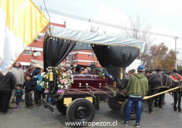 Funeral alegre: con música y baile, decenas de carretas acompañaron cortejo fúnebre de cuasimodista de Cerro Navia