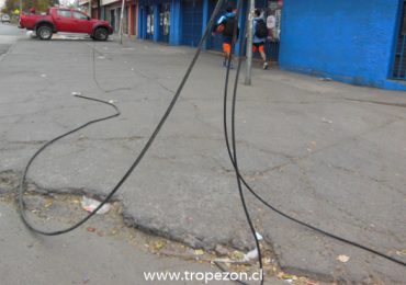 Cables del tendido aéreo cortados y a centímetros del suelo incomodan a transeúntes en Pudahuel