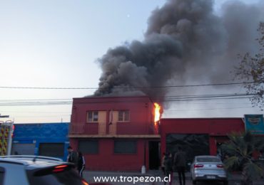 Daños de consideración en casa habitacional por incendio en Cerro Navia