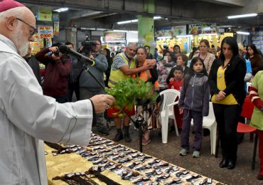 Monseñor Aós celebró el Día de la Madre junto a trabajadoras del Tirso de Molina
