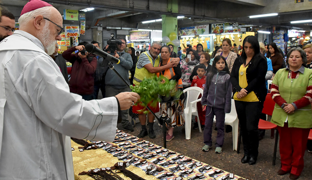 Monseñor Aós celebró el Día de la Madre junto a trabajadoras del Tirso de Molina