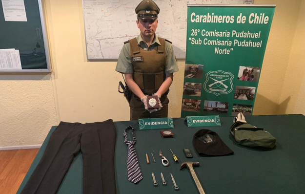 Dos sujetos fueron detenidos con placas falsas de la Policía de Investigaciones de Chile en Pudahuel