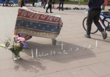 Hombre en situación de calle es encontrado muerto en plaza de armas de Pudahuel