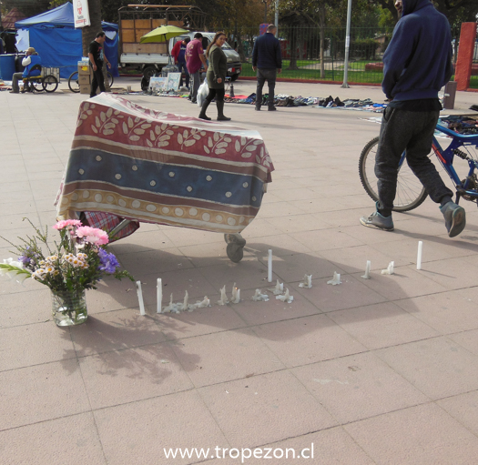 Hombre en situación de calle es encontrado muerto en plaza de armas de Pudahuel