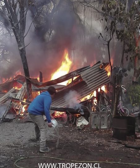 Incendio destruye bodega en Pudahuel rural