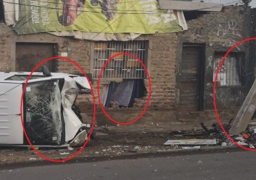 Choque de vehículo derriba parte de una casa y poste del tendió eléctrico en Cerro Navia