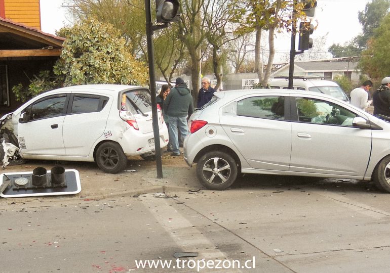 Tras choque de automóviles, vehículo termina al interior de una casa en Pudahuel