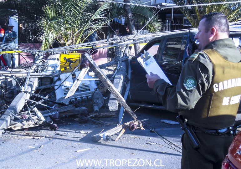 Choque de camioneta derriba dos postes del tendido eléctrico y deja a una persona herida en Pudahuel