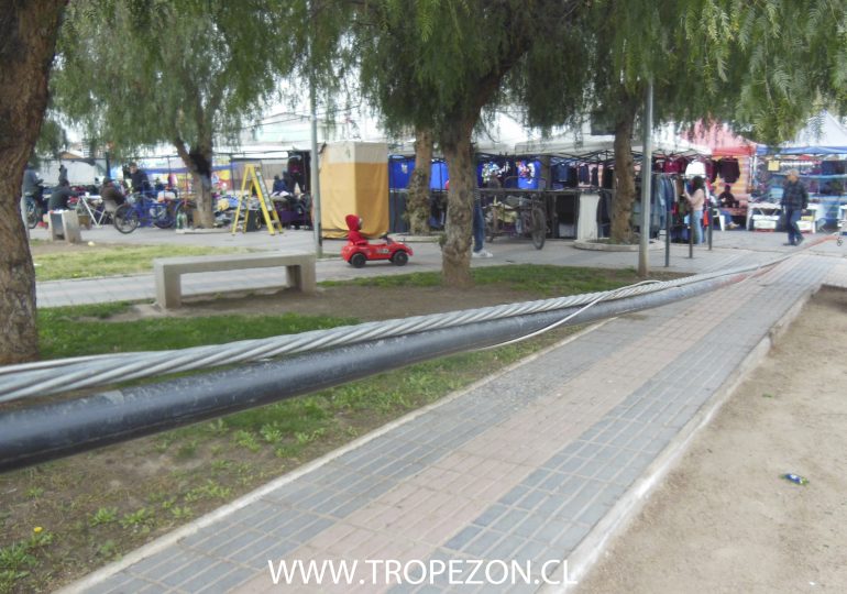 Cables a menos de un metro del suelo preocupa a vecinos de Cerro Navia