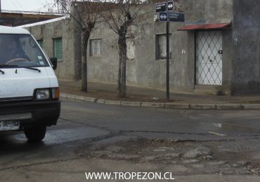 Desnivel  por hundimiento de tapa metálica daña vehículos en Cerro Navia
