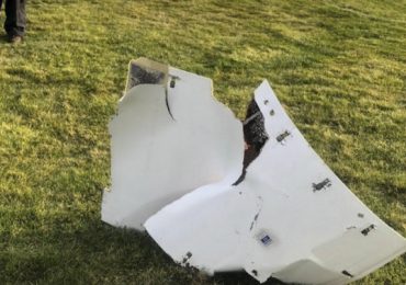 Parte de avión comercial se desprende en el aire y cae en Pudahuel