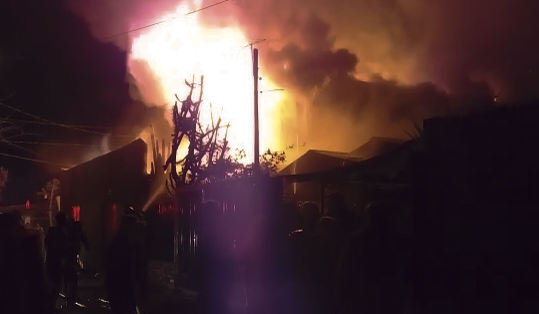 Incendio destruye vivienda de dos pisos en Cerro Navia