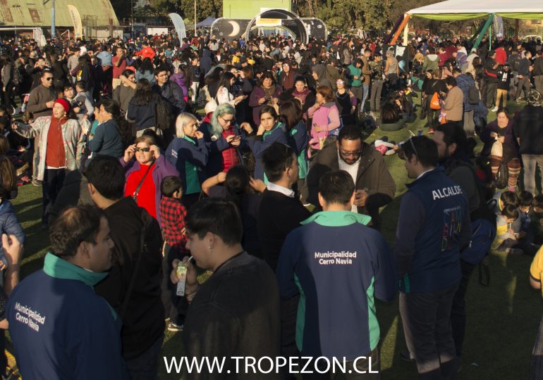 Cerro Navia lo hizo: 4 mil personas repletan estadio municipal de Cerro Navia para disfrutar del eclipse solar