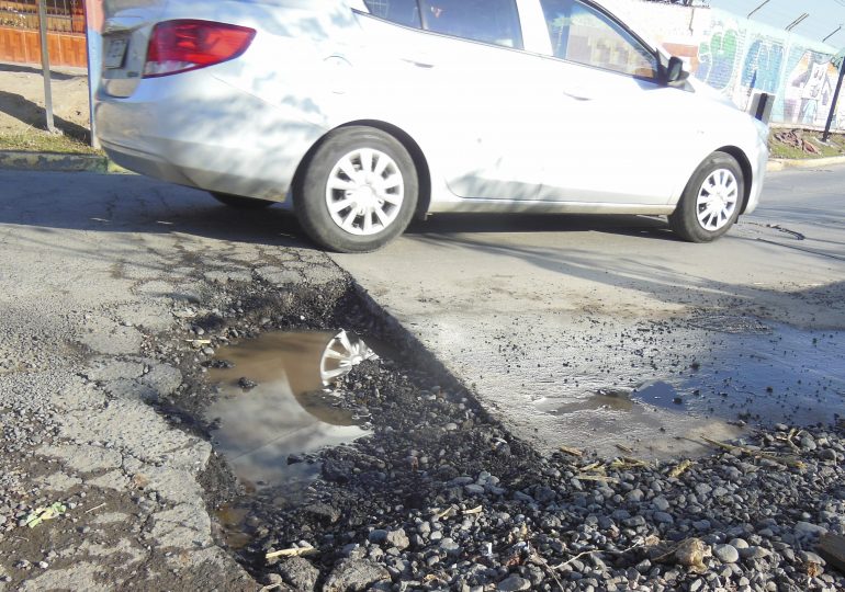 Agujero en zona de curva pone en peligro a conductores en calle Ricardo Vial en Pudahuel