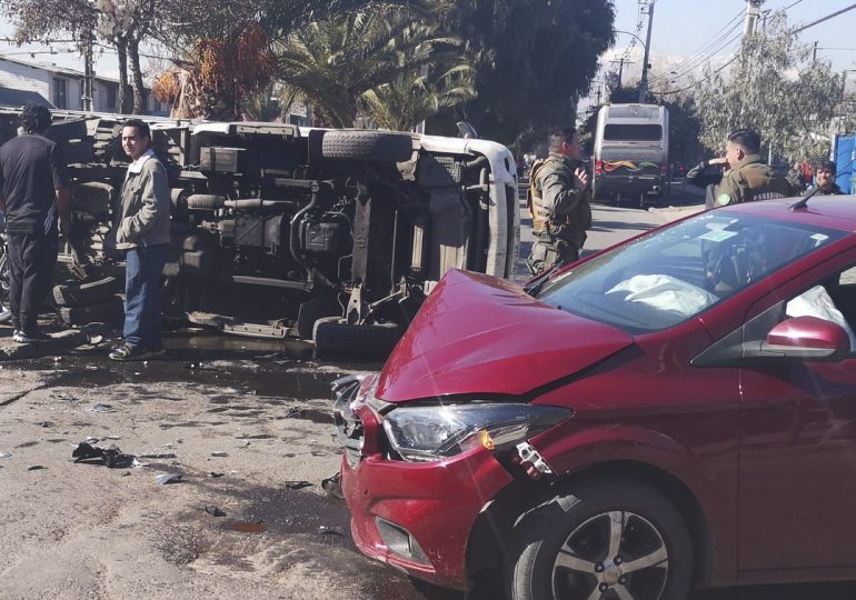 Persecución policial que comenzó en Pudahuel termina con choque y camión volcado en Renca