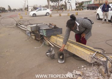Vehículo recolector de basura derriba poste al interior de persa Teniente Cruz en Pudahuel