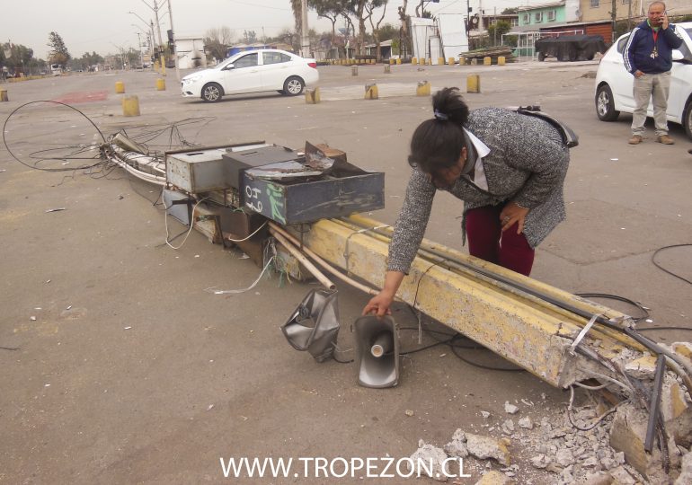 Vehículo recolector de basura derriba poste al interior de persa Teniente Cruz en Pudahuel