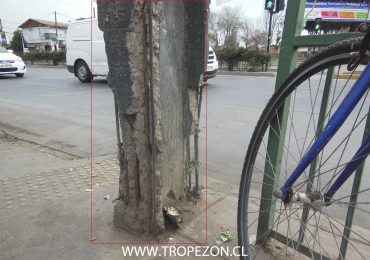 Peligro por poste con base dañada al ingreso del  persa Temiente Cruz en Pudahuel